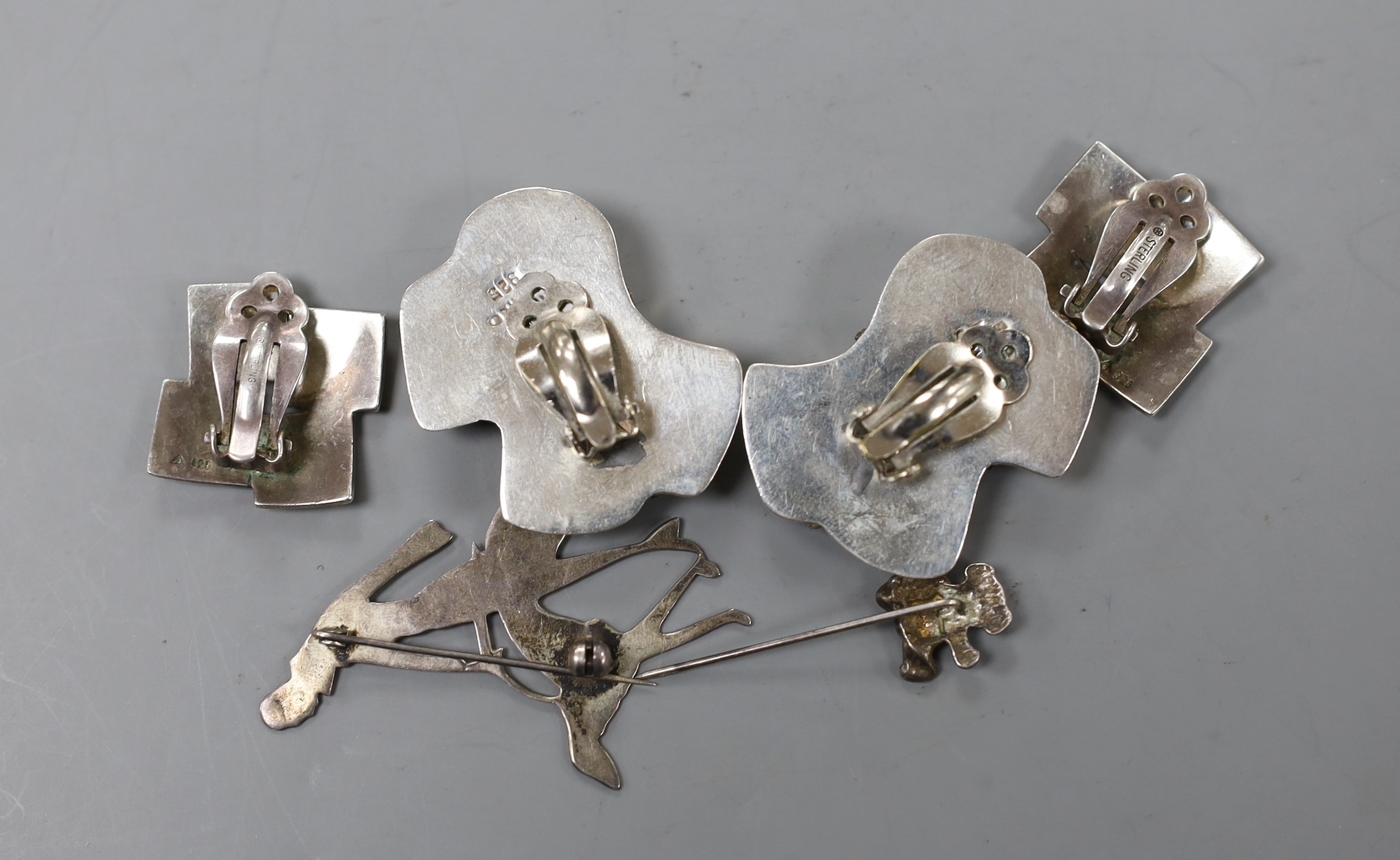 Sterling jewellery to include two pairs of earrings, a brooch and a tiepin.
